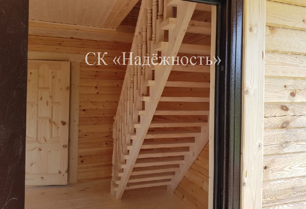 Маршевая деревянная лестница в каркасном доме