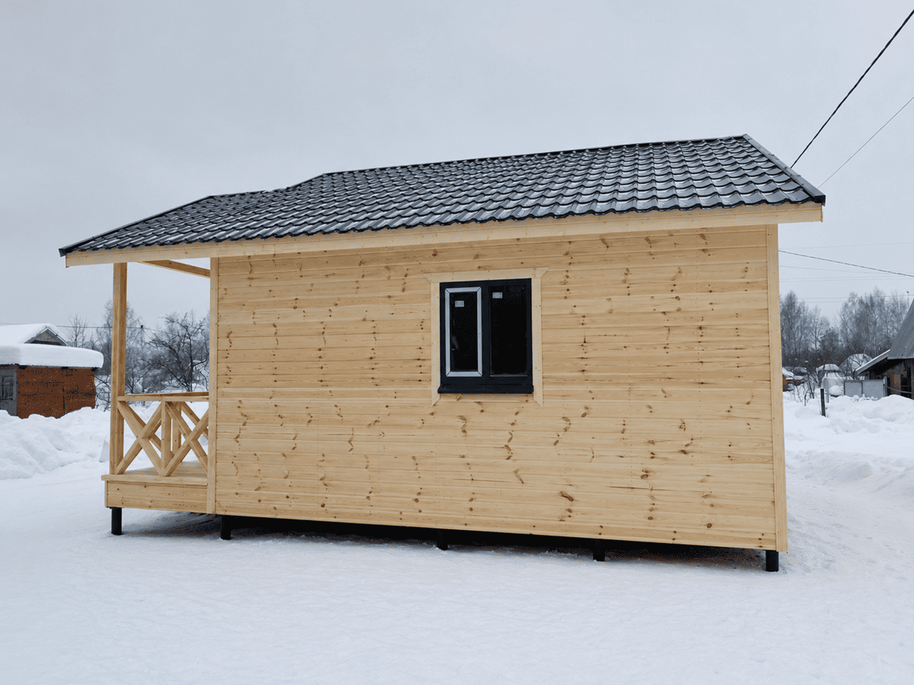 Построенный каркасный дачный дом 6х6 с крыльцом в Арзамасе Нижегородской области - производитель и застройщик СК Надёжность - фото прямо и сбоку