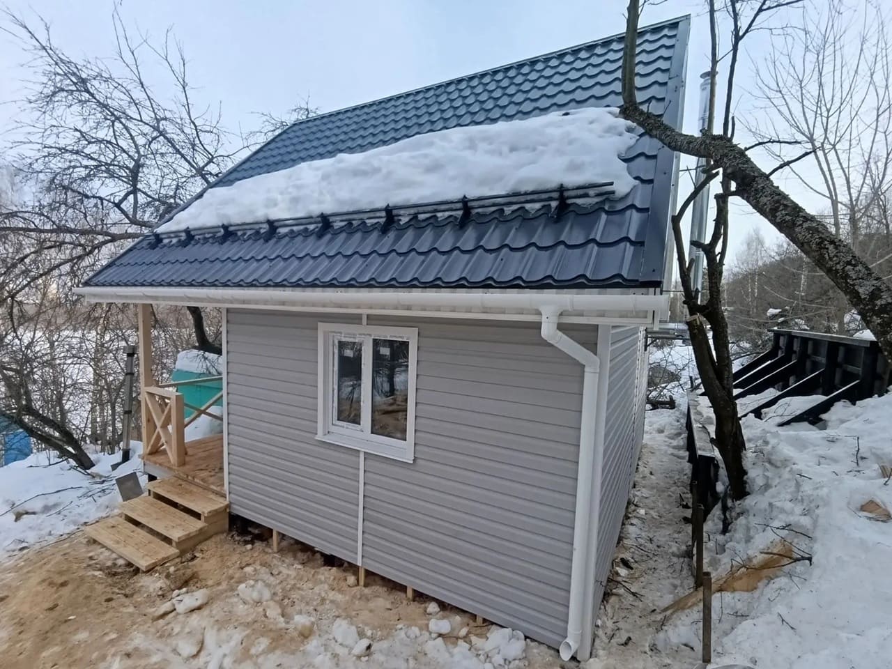 Построенная двухэтажная каркасная баня 6х6 в поселке Новинки Богородского района Нижегородской области - производитель и застройщик СК Надёжность - фото фасада